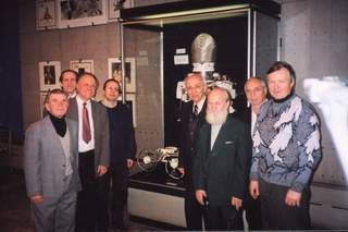 После заседания 20 декабря 2001 года в зале музея ГДЛ